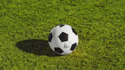 足球运动员在欧冠比赛中庆祝进球的瞬间